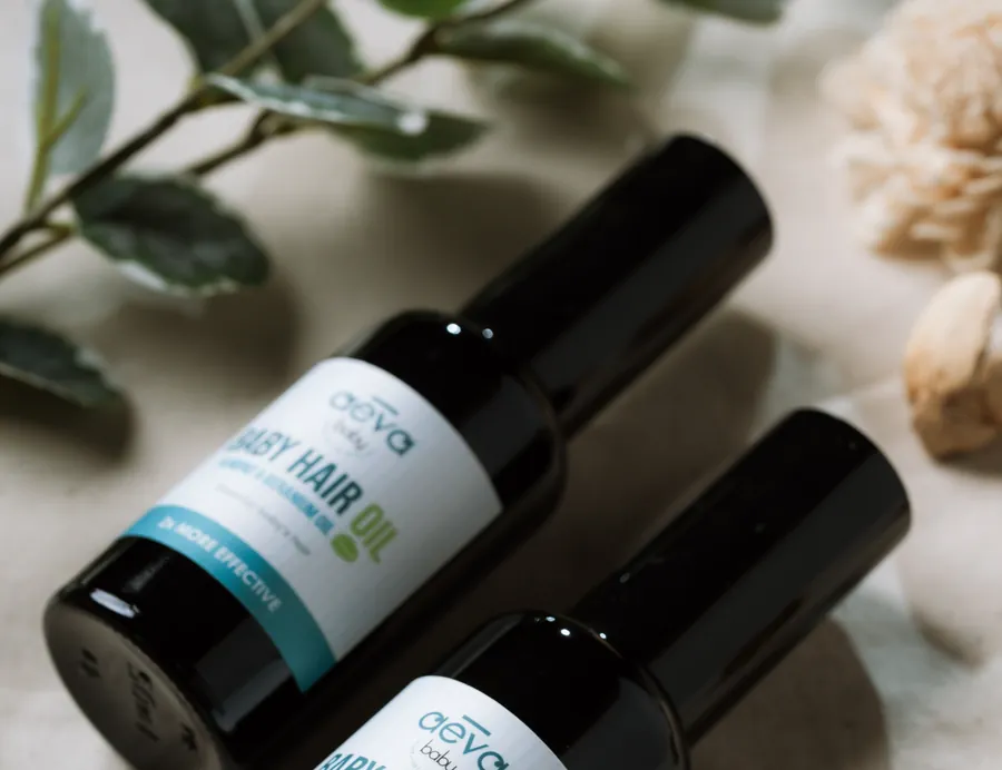 Bahan semulajadi dalam minyak rambut bayi Aeva: daun, bunga kering dan badam